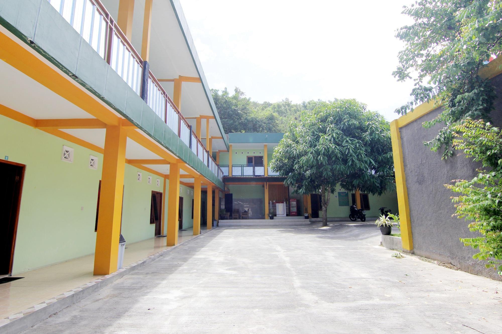 Losmen Alden Kretek Exterior photo